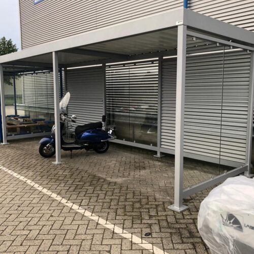 Fietsoverkapping Manheim - Modern en Maatwerk 59 Fietsoverkapping Mannheim 6 meter met afwisselend aluminium golfplaat en glazen zijwanden bij Meilof Riks in Veendam.